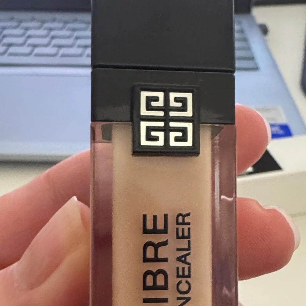 Givenchy Prisme Libre Skin-Caring Concealer - W245 NWT